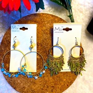 2 vintage gold tones earrings on